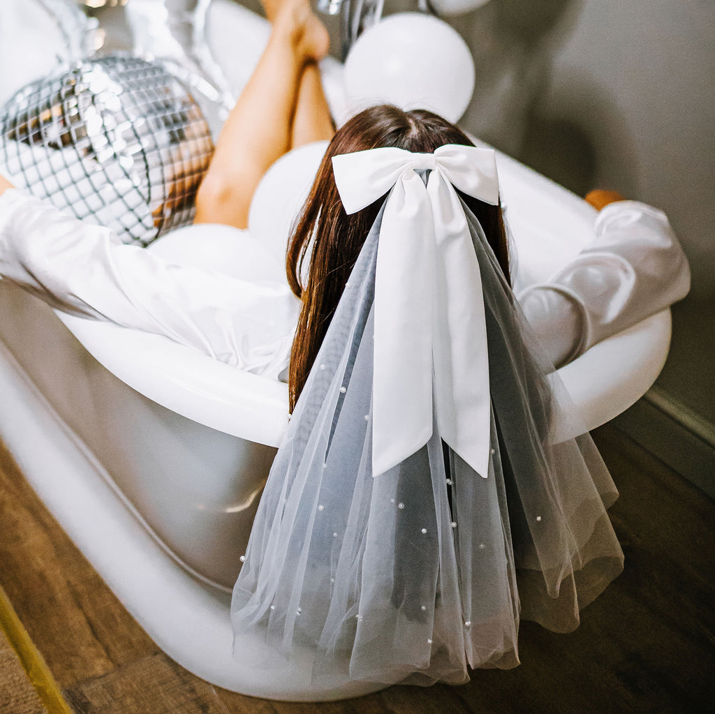 Luxury Ribbon Bow & Pearl Veil